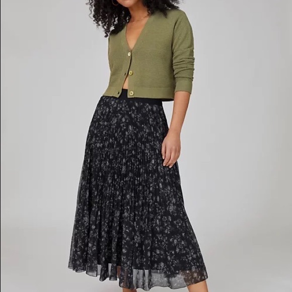 Babaton Sweaters - NWT Babaton Light Cropped Cardigan